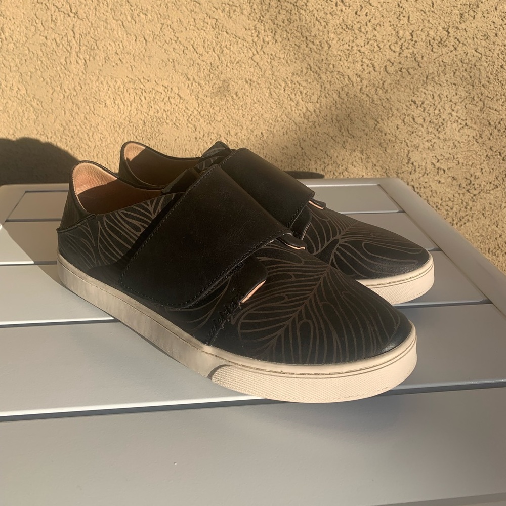 OluKai Pehuea Loupili black leather platform shoes size 10